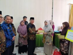Kemenag Sawahlunto Salurkan Zakat kepada Tenaga Honorer