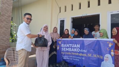 Lisda Hendrajoni Sebar Ratusan Sembako di Beberapa Titik di Kota Padang