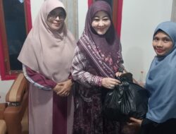 Hj. Lisda Hendrajoni Ringankan Beban Warga Jelang Idul Fitri dengan Bagi-bagi Sembako