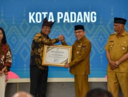 Walikota Padang Terima Penghargaan dari Kementrian Hukum RI