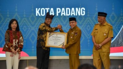 Walikota Padang Terima Penghargaan dari Kementrian Hukum RI
