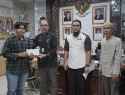 Sekretaris DPRD Sumbar Maifrizon Serahkan Santunan untuk Anak Yatim