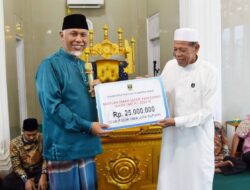 Safari Ramadan di Pariaman, Gubernur Mahyeldi Serahkan Bantuan