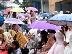 Shalat Id di Lapangan Cindua Mato Diguyur Hujan