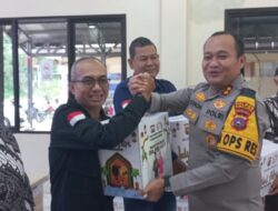 Kapolres Sawahlunto Serahkan Bingkisan Lebaran kepada Wartawan dan Purnawirawan Polri