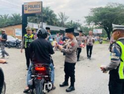 Polres Dharmasraya Bagi-bagi 200 Paket Takjil