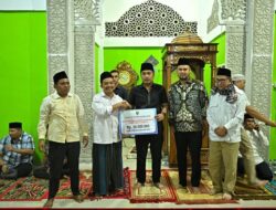 Wagub Sumbar Vasko Ruseimy Safari Ramadan ke Padang Tarok, Serahkan Bantuan untuk Masjid