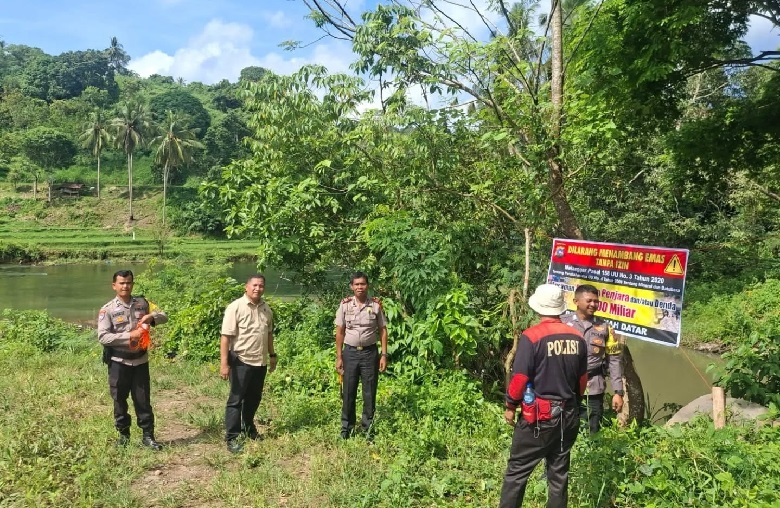 Polsek Rambatan Pasang Spanduk Larangan PETI di Sejumlah Titik Rawan Tambang Ilegal