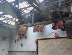 Atap MTs Muhammadiyah Kampung Tangah Bolong Diterbangkan Badai 