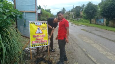 Antisipasi Lakalantas, Dishub Dharmasraya Pasang Rambu- Rambu Jalan