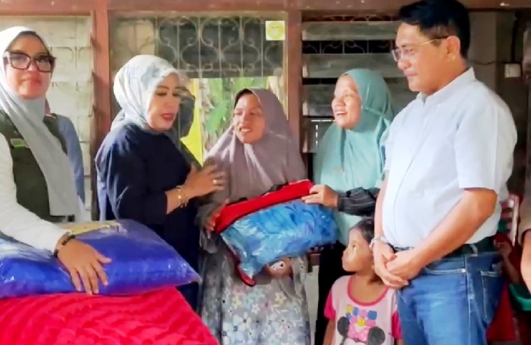 Bupati JKA Bantu Rini Selesaikan Kuliah