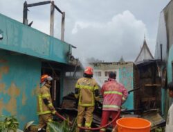 Rumah Dua Lantai di Lawang Agam Hangus Terbakar
