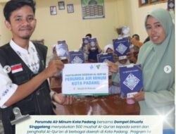 Perumda AM Padang Tebar 500 Mushaf, Dorong Semangat Mengaji Generasi Muda