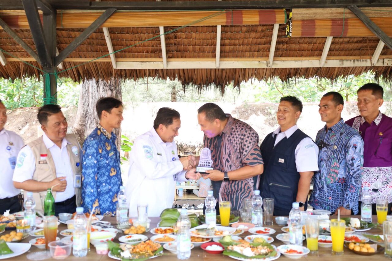 Direktur Maritim BMKG Tinjau Kesiapan HF Radar di Pantai Taman Anas Malik Pariaman