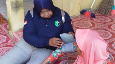 Polda Sumbar Beri Pengobatan Gratis Bagi Masyarakat Terdampak Banjir di Padang