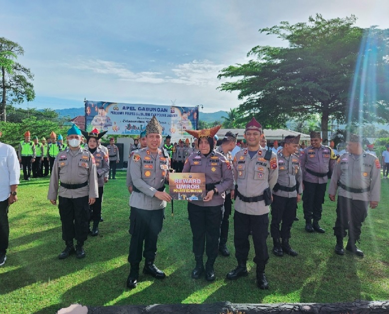 Kapolres Sijunjung Beri Hadiah Umroh Bagi Personil dengan Kinerja Baik