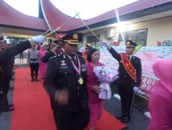 Dilepas dengan Pedang Pora, Lima Anggota Polres Sawahlunto Purna Tugas