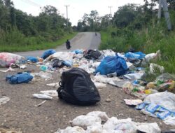 Sampah Berserakan di Jalan Poros Arah Muaromau Nagari Sungai Kambuik