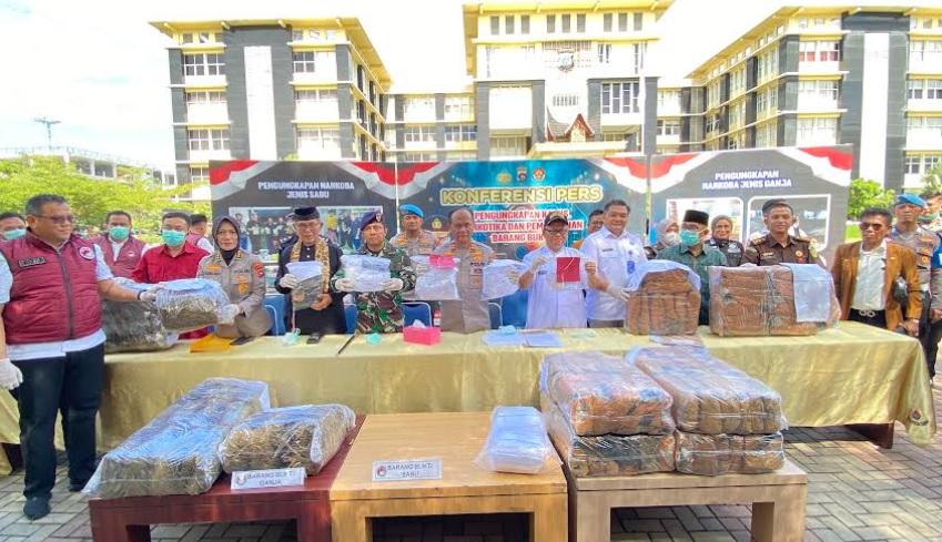 Kapolda Sumbar Irjen Pol Gatot Tri Suryanta memamerkan barang bukti narkotika hasil ungkapan Ditresnarkoba selama Maret 2026, di Mapolda Sumbar, Rabu (8/4). Deri oktazulmi