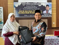 Ketua DPRD Padang Muharlion Serahkan Bantuan Laptop dan Proyektor di SD Khairu Ummah