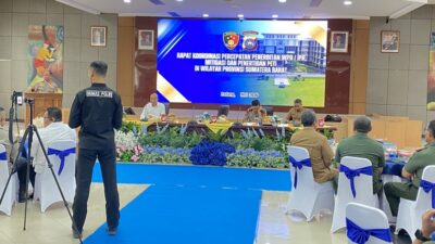 Kapolda Sumbar Irjen Pol Gatot Tri Suryanta memberikan paparan saat rapat koordinasi percepatan penerbitan IPR di Mapolda Sumbar yang dihadiri seluruh stakeholder yang terlibat, Senin (25/5). Deri oktazulmi
