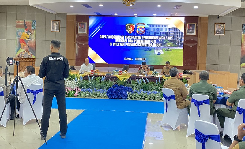 Kapolda Sumbar Irjen Pol Gatot Tri Suryanta memberikan paparan saat rapat koordinasi percepatan penerbitan IPR di Mapolda Sumbar yang dihadiri seluruh stakeholder yang terlibat, Senin (25/5). Deri oktazulmi