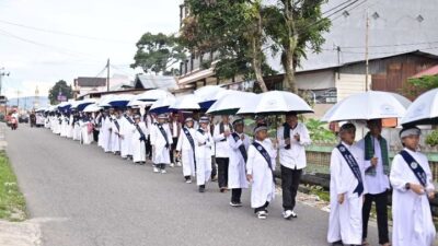 Barisan peserta khatam Alquran dan Wisuda Tahfidz SDIT dan SMPIT Haji Djalaluddin Ampang Gadang Kecamatan Ampek Angkek Tahun Ajaran (TA) 2025-2026 berlangsung lancar dan sukses. (Kasnadi)