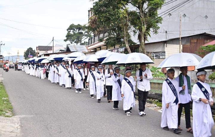Barisan peserta khatam Alquran dan Wisuda Tahfidz SDIT dan SMPIT Haji Djalaluddin Ampang Gadang Kecamatan Ampek Angkek Tahun Ajaran (TA) 2025-2026 berlangsung lancar dan sukses. (Kasnadi)