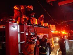 Kebakaran di Silaiang Bawah Padang Panjang, Mobil dan Rumah Terdampak