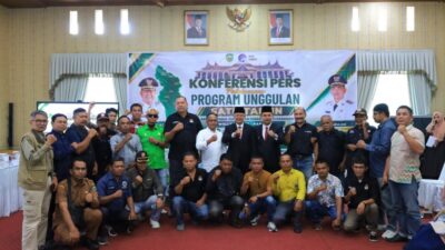 Bupati Pasaman, Welly Suheri dan Wakil Bupati, Parulian foto bersama dengan awak media Pasaman.(Ist)