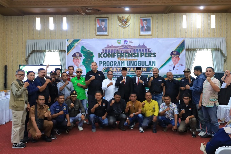 Bupati Pasaman, Welly Suheri dan Wakil Bupati, Parulian foto bersama dengan awak media Pasaman.(Ist)