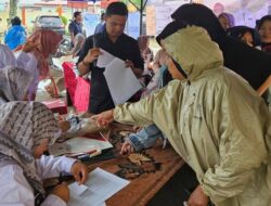 Memenuhi Kebutuhan Dapur di Tengah Guyuran Hujan