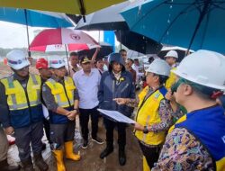 Menteri PU, Bupati, Wakil Gubernur dan Anggota DPR Diguyur Hujan