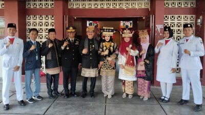 Bupati Pesisir Selatan, H. Hendrajoni bersama istri, Hj. Lisda Hendrajoni dan Forkopimda ketika Upacara Peringatan Hari Pendidikan Nasional Tahun 2026 tingkat Kabupaten Pesisir Selatan, Senin (4/5) bertempat di GOR H. Ilyas Yacob Painan. (marlison)