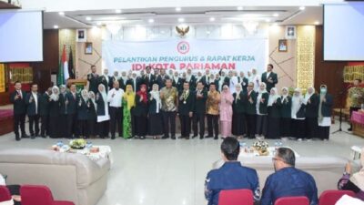 Pengurus Ikatan Dokter Indonesia (IDI) Kota Pariaman Sumatera Barat usai dilantik melakukan foto bersama (Ist)