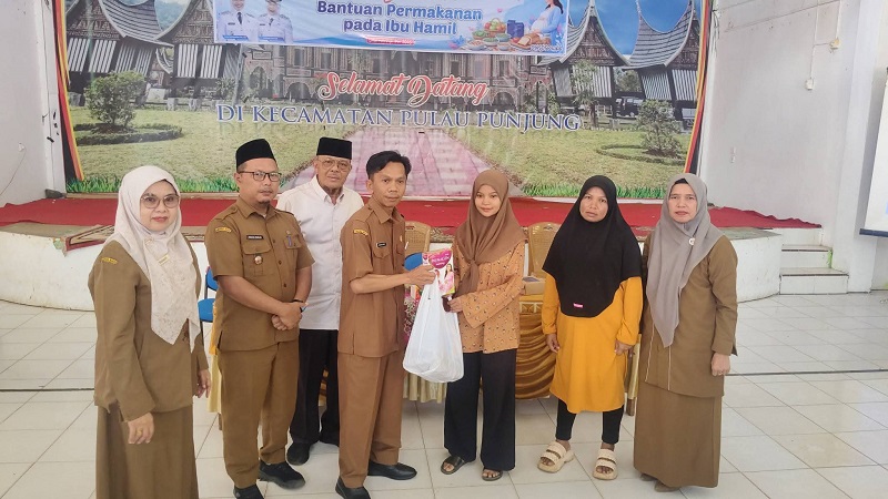 Kepala Dinas Sosial P3APPKB Dharmasraya, Martin Efendi menyerahkan bantuan untuk wanita hamil.