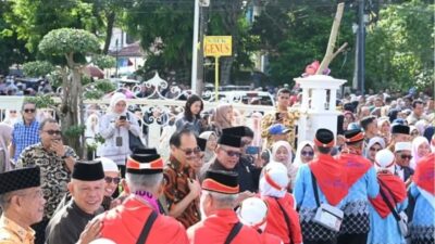 253 JCH Kota Bukittinggi Berangkat Menuju Embarkasi Padang