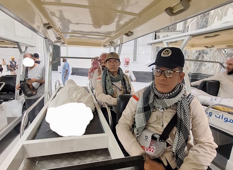 Petugas membawa jenazah menuju tempat peristirahatan terakhir. (Ist)