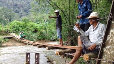Masyarakat Bukik Putuih Jorong Titih , Minggu (3/5) melakukan gotong royong bersama membangun jembatan darurat Lubuk Ciktiak sungai Batang, karena bangunan jembatan lama roboh dibawa air besar sungai Batang Agam, (Kasnadi)