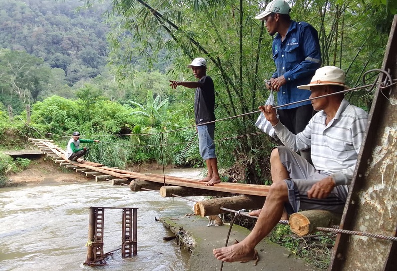 Masyarakat Bukik Putuih Jorong Titih , Minggu (3/5) melakukan gotong royong bersama membangun jembatan darurat Lubuk Ciktiak sungai Batang, karena bangunan jembatan lama roboh dibawa air besar sungai Batang Agam, (Kasnadi)