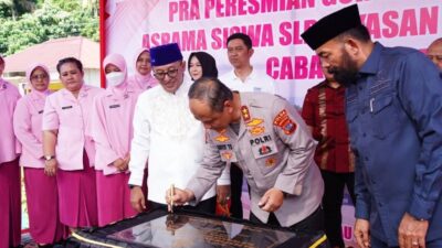 Kapolda Irjen Pol Gatot Tri Suryanta tandatangani prasasti. (ist)