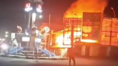 Potret kebakaran tepatnya di Bundaran Jorong Simpang Empat, Senin (18/5). (Arafat)