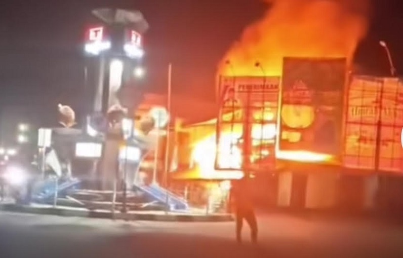 Potret kebakaran tepatnya di Bundaran Jorong Simpang Empat, Senin (18/5). (Arafat)