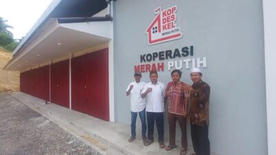 Pengerjaan KDMP Desa Kumbayau Rampung dalam waktu tiga Bulan tampak Kades Kumbayau Ali Amran dan tiga Kepala Dusun foto bersama di bawah Logo KDMP tersebut Jumat (29/5).subandi
