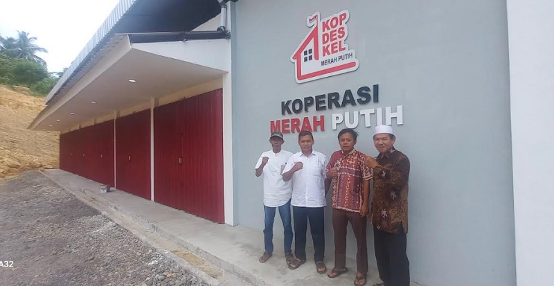Pengerjaan KDMP Desa Kumbayau Rampung dalam waktu tiga Bulan tampak Kades Kumbayau Ali Amran dan tiga Kepala Dusun foto bersama di bawah Logo KDMP tersebut Jumat (29/5).subandi
