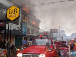 16 Unit Mobil Damkar Dikerahkan untuk Padamkan Kebakaran di Bukittinggi