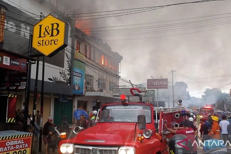 16 Unit Mobil Damkar Dikerahkan untuk Padamkan Kebakaran di Bukittinggi