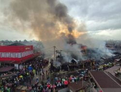 Kebakaran Besar di Bukittinggi, Puluhan Toko dan Warung Hangus Terbakar