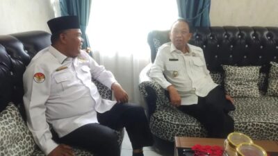 Kakan Kemenag Sawahlunto Dr.H.Zulkifli, MA jalin kerjasama dengan BNN Sawahlunto Bibit Bagus Wicaksono, tampak keduanya dalam perbincangan Senin (11/5).subandi