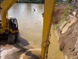 Perumda AM Padang Rutin Kuras Mulut Kanal Demi Jaga Kualitas Air